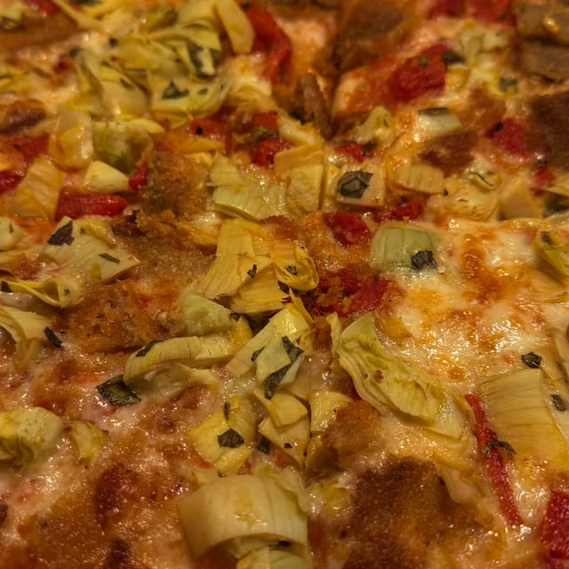 Melanzane & Carciofini Deluxe Pizza.